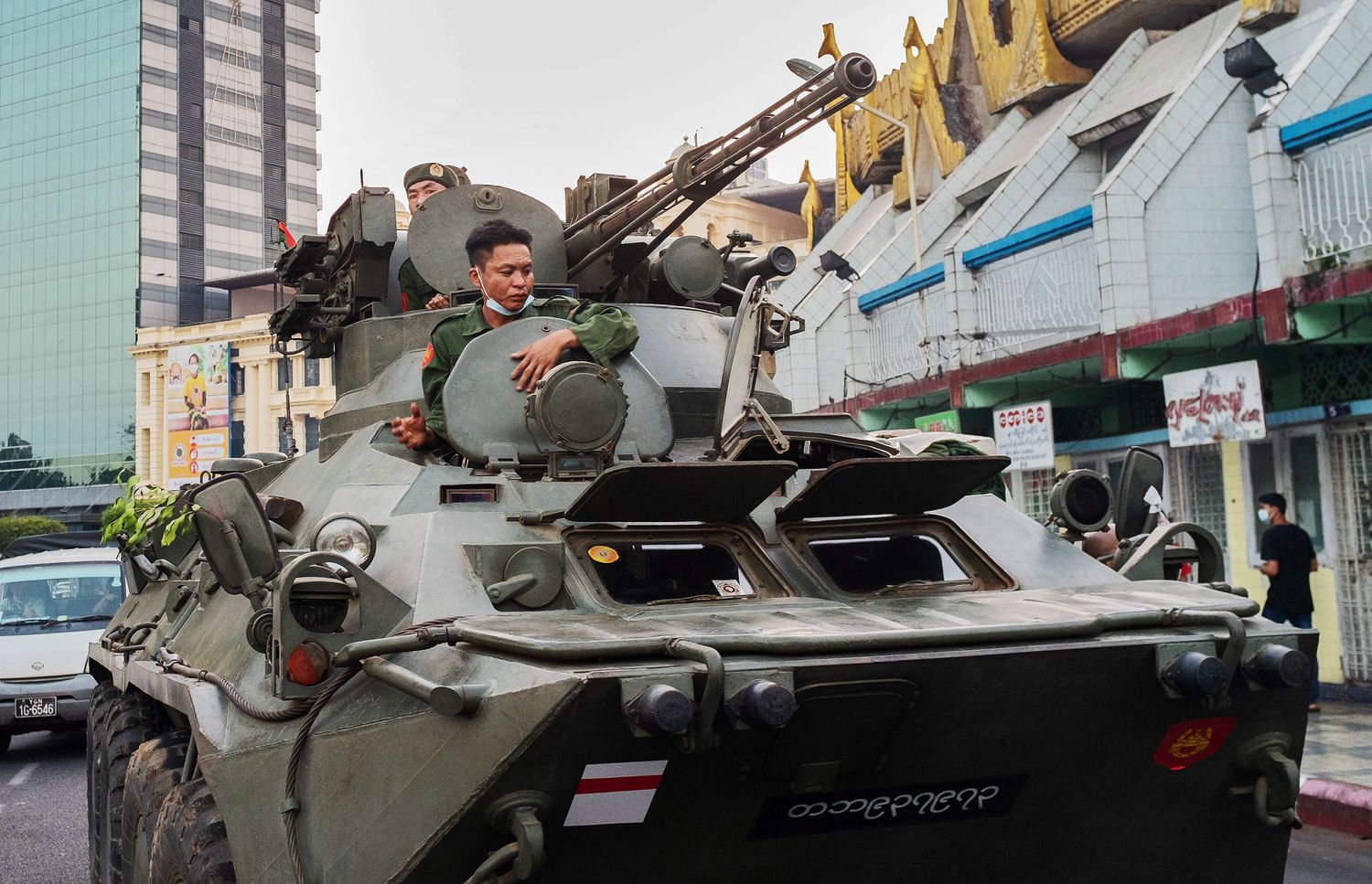 Resultado de imagen para Tanques en las calles e internet bloqueado en Birmania